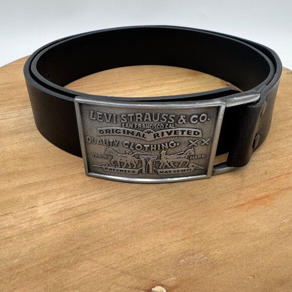 Levis Bonded Leather Belt With Engraved Metal Buckle Men’s Size 36 Black & Silve - Picture 1 of 12